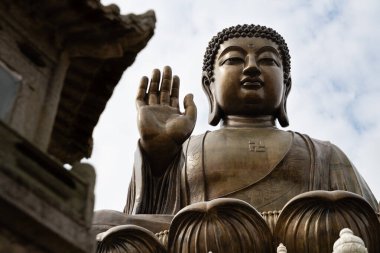 Tian Tan Buddha 'nın (Büyük Buda) Ngong Ping' deki yakın çekimi, bronz heykel Lantau Adası, Hong Kong 'un açık avuç içi ve huzurlu yüzünü gösteriyor.