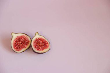 Pembe arka planda tek bir incir kesiminin harika bir renk kombinasyonu vardır. Bağışıklık sisteminin düzelmesine yardımcı oluyor ama diyabet, pankreas ya da gut hastalarının incir yemesi tavsiye edilmez..