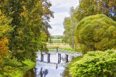 Beyaz köprünün bir sonbahar gününde