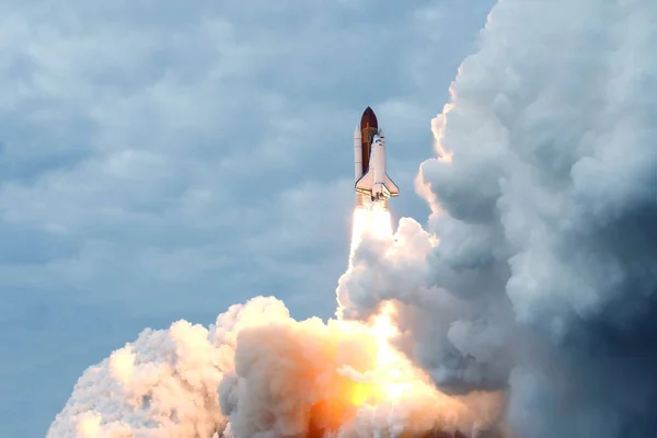 Lancering Van Spaceshuttle Tegen Achtergrond Van Lucht Rook Elementen Van — Stockfoto