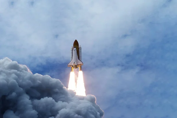 Lancering Van Spaceshuttle Tegen Achtergrond Van Lucht Rook Elementen Van — Stockfoto