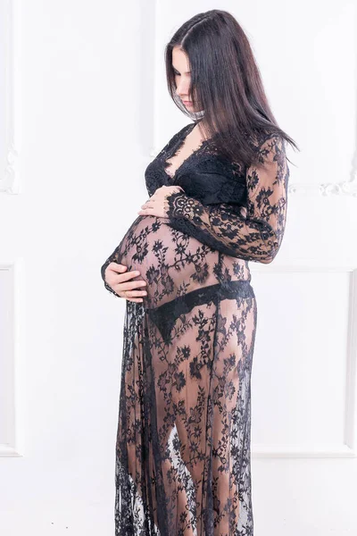 Terhes Lány Egy Fekete Peignoirban Kiváló Minőségű Fénykép — Stock Fotó