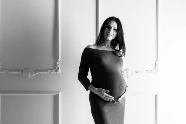 Chica Embarazada Con Vestido Verde Finales Del Embarazo Foto Alta —  Fotos de Stock