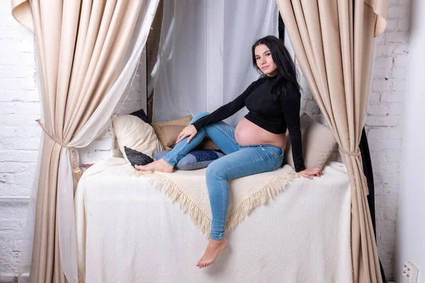 Fille Enceinte Jeans Bleus Haut Photo Haute Qualité — Photo