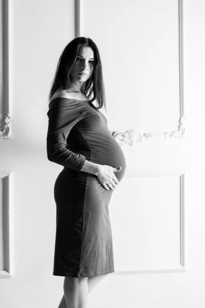 Fille Enceinte Dans Une Robe Verte Fin Grossesse Photo Haute — Photo