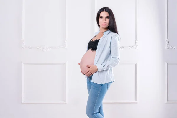 Gelukkig Zwanger Meisje Jeans Open Hemd Hoge Kwaliteit Foto — Stockfoto