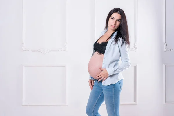 Chica Embarazada Feliz Jeans Camisa Desabotonada Foto Alta Calidad —  Fotos de Stock