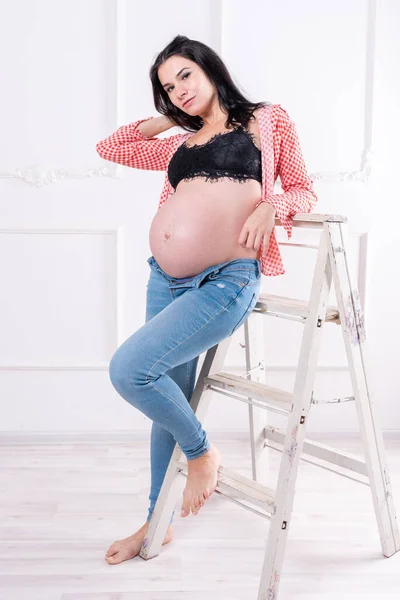 Terhes Lány Farmerben Ingben Kiváló Minőségű Fénykép — Stock Fotó