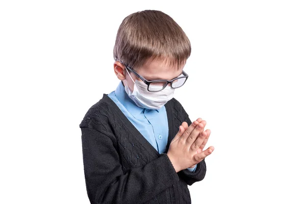 Αγόρι Μάσκα Προσεύχεται Απομονωμένο Λευκό Φόντο Υψηλής Ποιότητας Φωτογραφία — Φωτογραφία Αρχείου