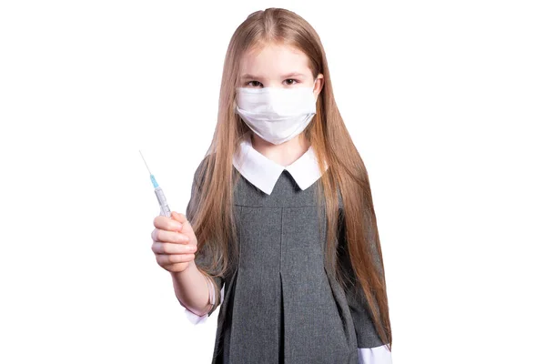 Ένα Κορίτσι Μια Ιατρική Μάσκα Και Μια Σύριγγα Απομονωμένο Λευκό — Φωτογραφία Αρχείου