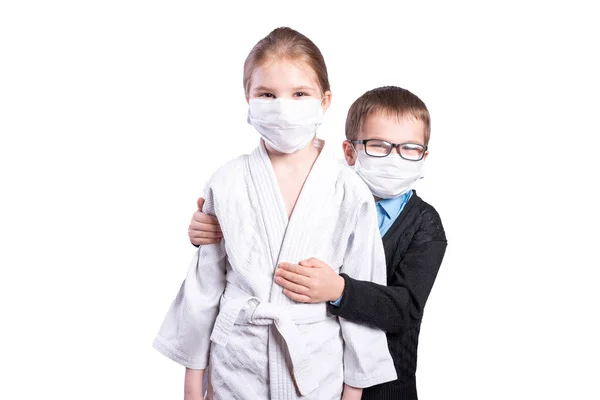 Niño Escolar Abraza Una Atleta Chica Enmascarado Aislado Sobre Fondo — Foto de Stock