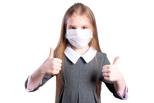 Het Meisje Laat Zien Dat Een Medisch Masker Goed Geïsoleerd — Stockfoto