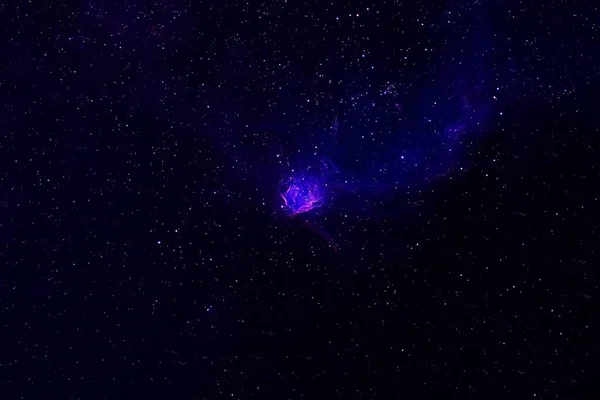 Космічна туманність блакитним кольором. Блакитний простір з зірками. Елементи цього зображення були обладнані НАСА.. — стокове фото