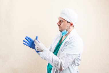 Doktor eldiven takar. Hafif bir arkaplanda. Yüksek kalite fotoğraf