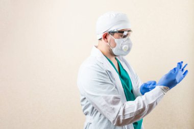 Doktor eldiven takar. Hafif bir arkaplanda. Yüksek kalite fotoğraf