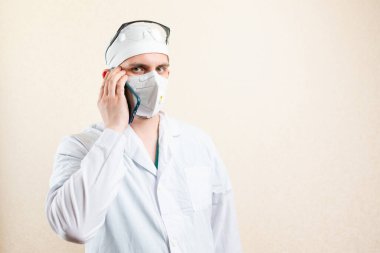 Maskeli ve gözlüklü bir doktor..