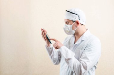 Maskeli ve gözlüklü bir doktor..