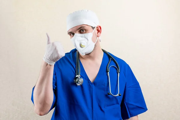 Doctor in mask and cap, showing thumbs up. — Stock Photo, Image