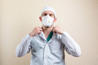 Gözlüklü ve maskeli bir doktor..