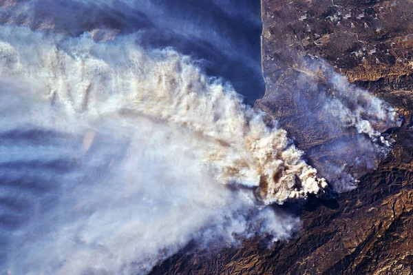 Лісова пожежа з космосу. Елементи цього зображення були обладнані НАСА.. — стокове фото