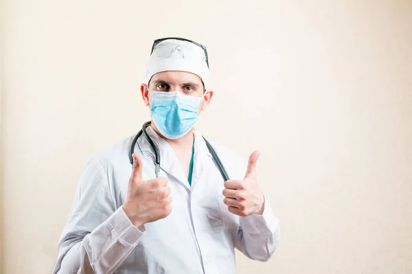 Doctor in mask and cap, showing thumbs up. — Stock Photo, Image