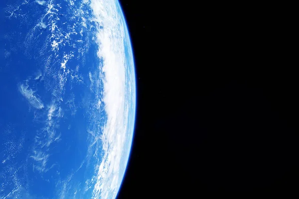 Γήινη ατμόσφαιρα από το διάστημα, σε σκοτεινό φόντο. Στοιχεία αυτής της εικόνας ήταν επιπλωμένα από τη NASA. — Φωτογραφία Αρχείου