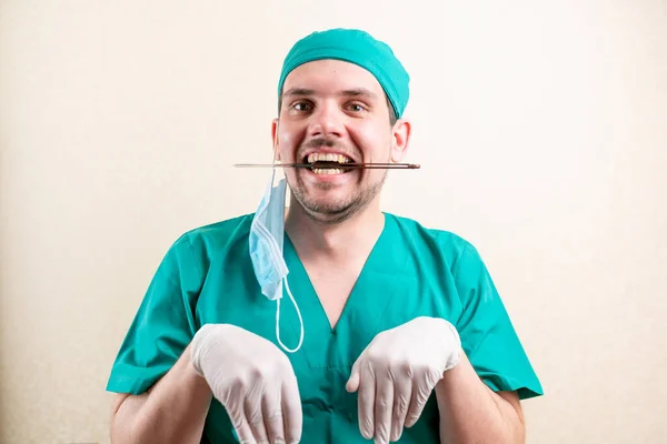 Funny doctor with a straight razor in his hands. — Stock Photo, Image