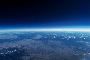 Uzaydan gelen dünya atmosferi, karanlık bir arka planda. Bu görüntünün elementleri NASA tarafından döşendi..