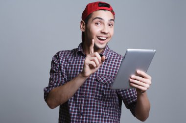 adam bir stüdyoda bir tablet ile