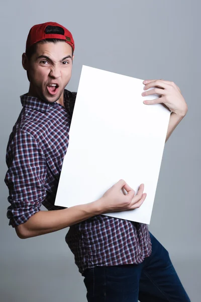 Молодий чоловік тримає чистий папір — стокове фото