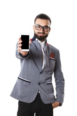 Telefonda konuşurken şık gözlüklü 