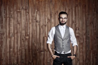 şık adam ahşap arka plan üzerinde resmi giyim,