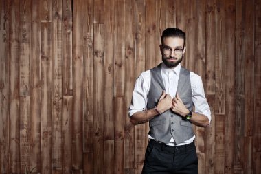 şık adam ahşap arka plan üzerinde resmi giyim,