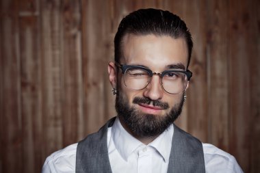 şık adam ahşap arka plan üzerinde resmi giyim, 