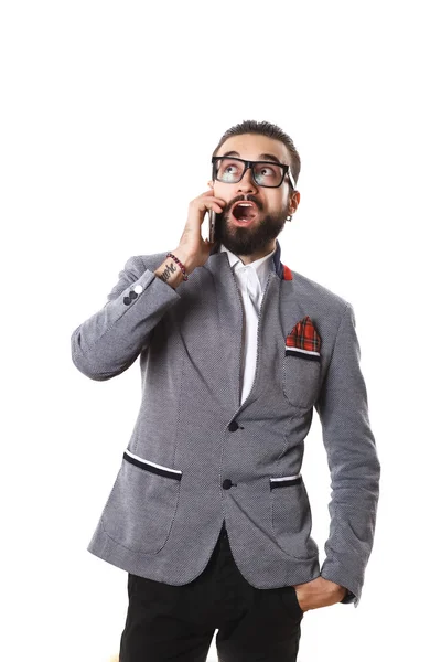 Стильный парень в очках разговаривает по телефону — стоковое фото
