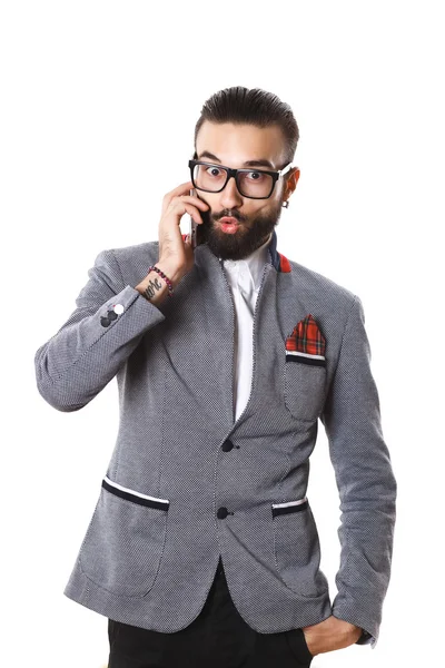 Elegante ragazzo con gli occhiali che parla al telefono — Foto Stock