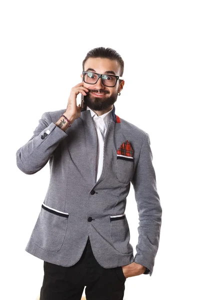 Elegante ragazzo con gli occhiali che parla al telefono — Foto Stock