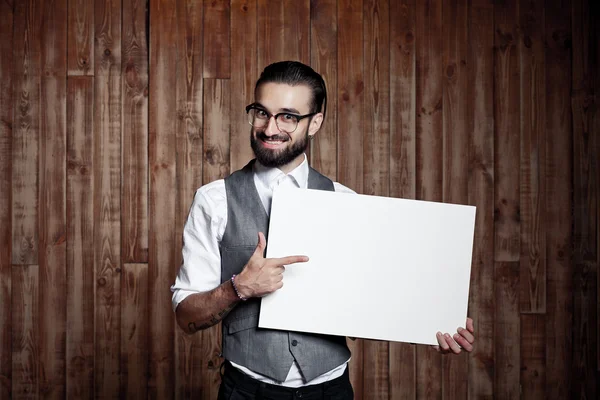 Stylový chlap s bílou cedulí pro text na dřevěné pozadí, — Stock fotografie