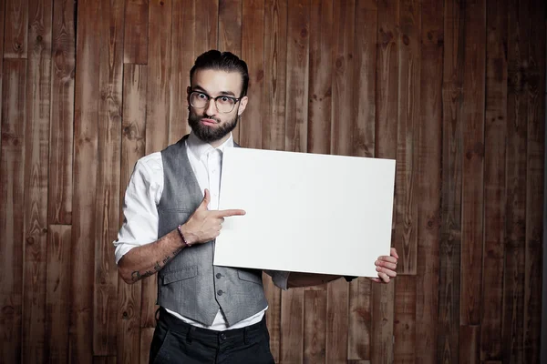 Ragazzo elegante con un segno bianco per il testo su sfondo di legno , — Foto Stock