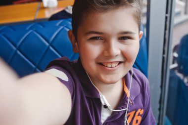 komik çocuk selfie kafelerde yapıyor,