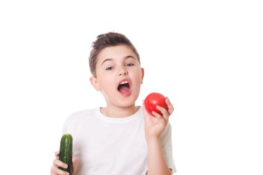 Beyaz bir arka planda stüdyoda gıda ile sağlıklı bir çocuk, 