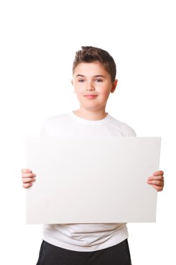 Metniniz için büyük bir beyaz plaka tutarak komik küçük çocuk 