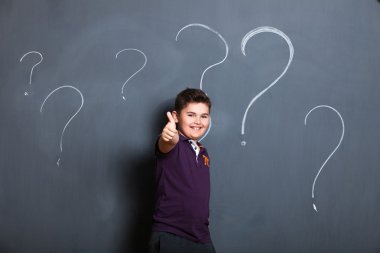 Öğrenci çocuk çizim için büyük bir tahta yanında,