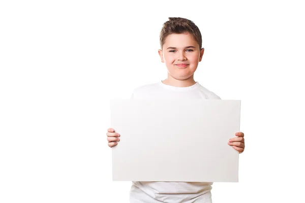 Смішний маленький хлопчик тримає велику білу тарілку для вашого тексту — стокове фото