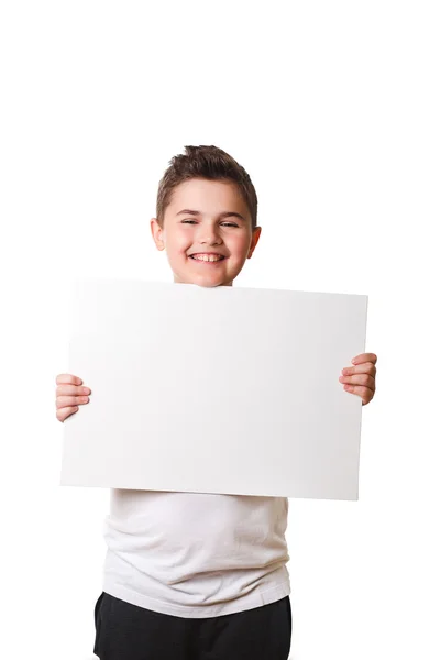 Забавный маленький мальчик держит большую белую тарелку для твоего сообщения — стоковое фото