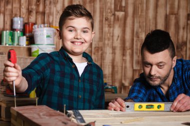 Baba ve oğul garaja, aile kavramı inşaatı