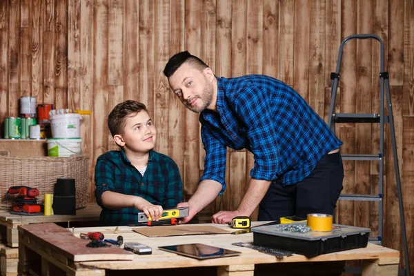 Construction of father and son in the garage, family concept — Stock Photo, Image