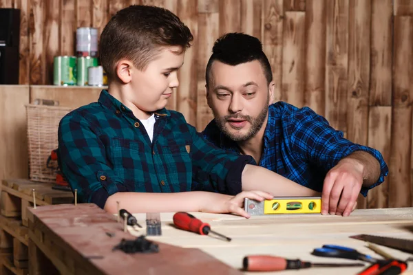 Construction of father and son in the garage, family concept — Stock Photo, Image