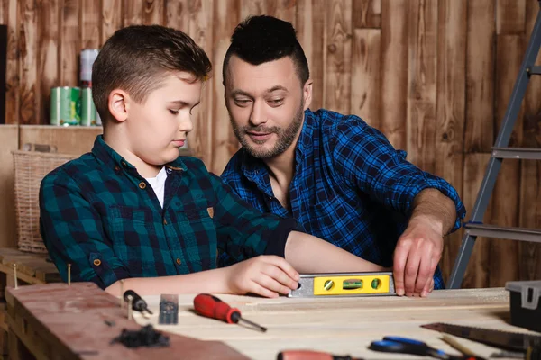 Construction of father and son in the garage, family concept — Stock Photo, Image