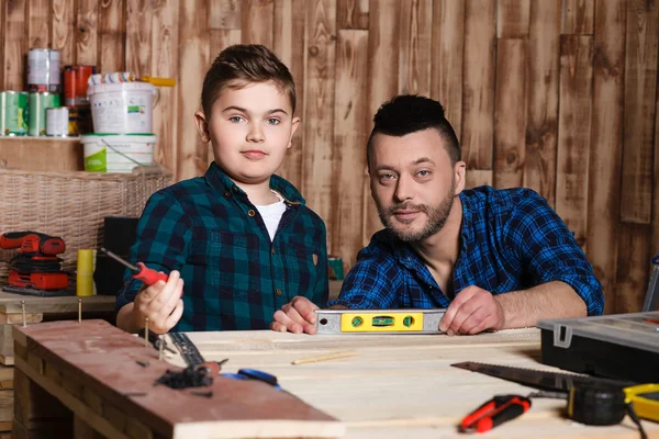 Construction of father and son in the garage, family concept — Stock Photo, Image